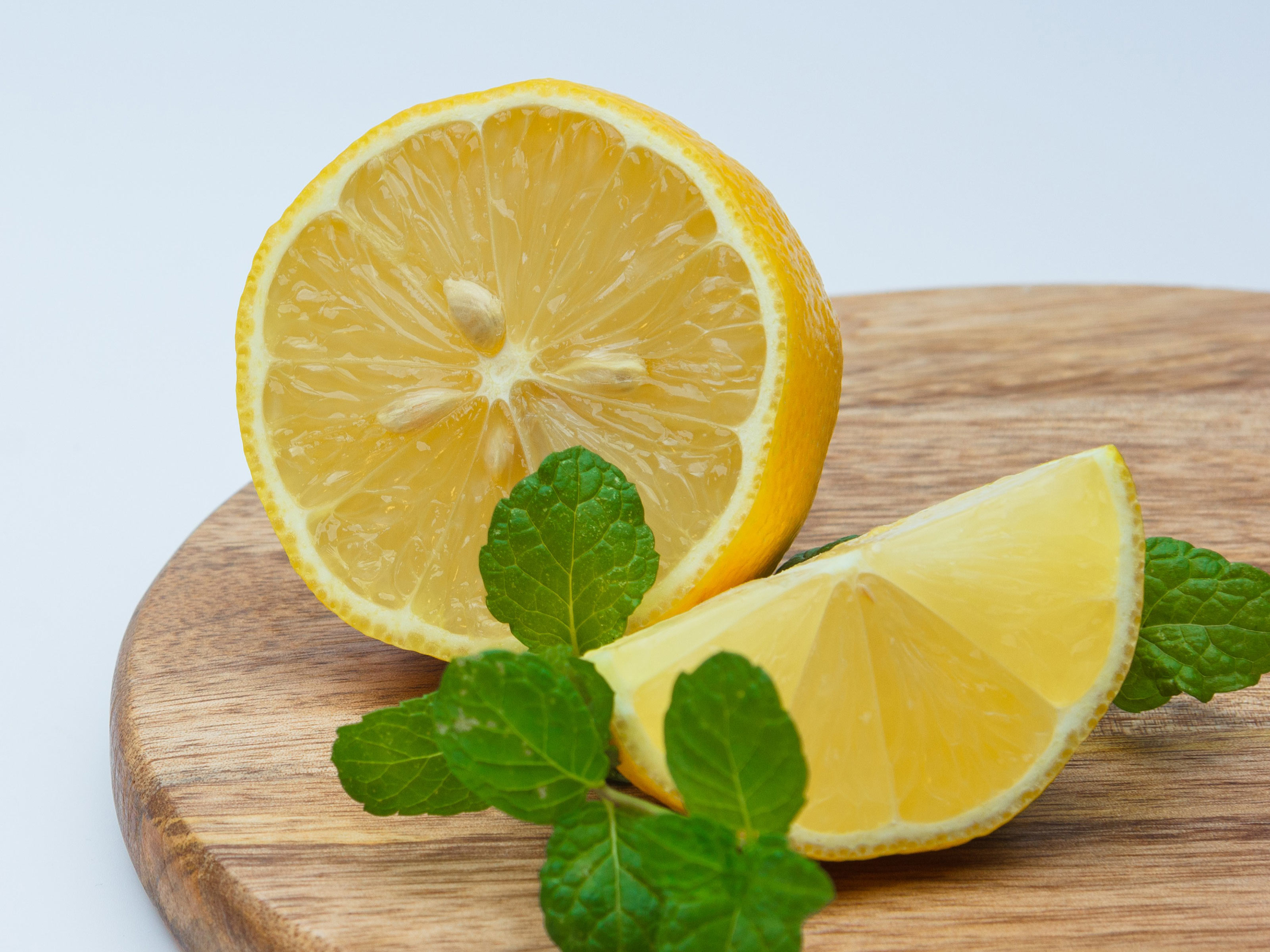 fresh-lemons-with-leaves